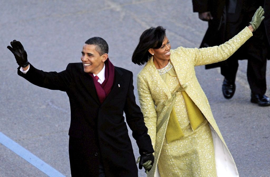 „Hello America!“ – Dieses Foto ist im Jahr 2009 enstanden und zeigt Barack und Michelle Obama Hand in Hand auf ihrem Weg ins Weiße Haus.