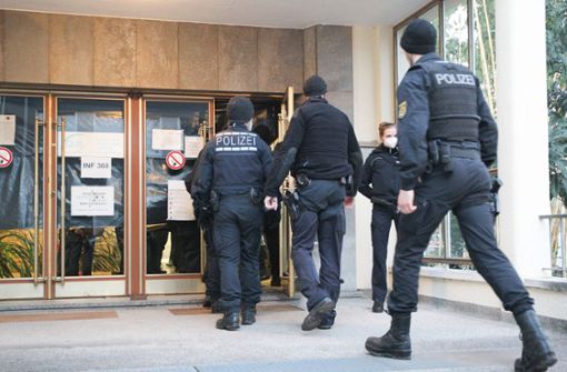 Einsatzkräfte der Polizei betreten nach dem Amoklauf in Heidelberg das Universitätsgebäude. Foto: AFP/DANIEL ROLAND