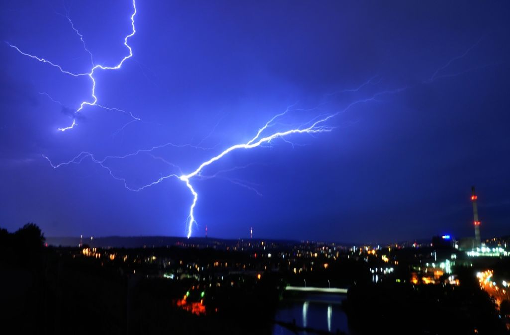 Zahlreiche Blitze erhellten am Freitagabend den Himmel über Stuttgart. Klicken Sie sich durch unsere Bildergalerie.