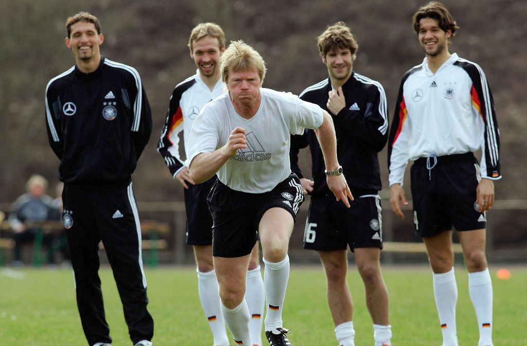 Andreas Hinkel (hinten, zweiter von links) beobachtet Oliver Kahn beim Nationalmannschaftstraining. Der Stuttgarter war bei 21 Spielen dabei, zwischen 2003 und 2009.