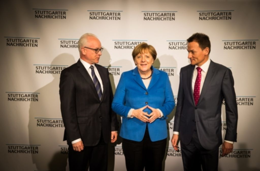 Bundeskanzlerin Dr. Angela Merkel mit Dr. Richard Rebmann (links), Vorsitzender der SWMH-Geschäftsführung, und Dr. Christoph Reisinger, Chefredakteur der Stuttgarter Nachrichten, in der Liederhalle in Stuttgart.