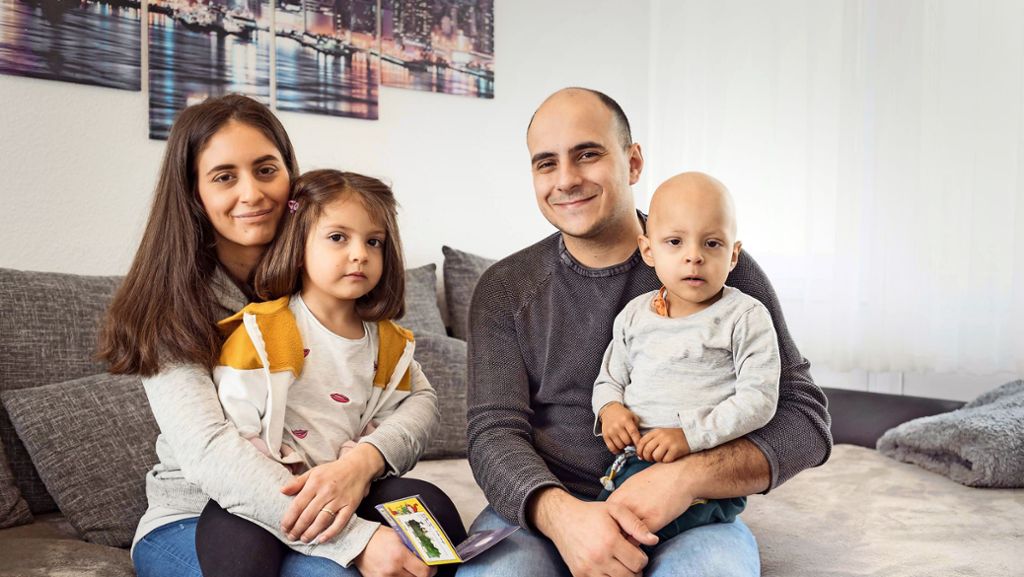  Michele aus Stuttgart-Neugereut ist zwei Jahre alt und leidet an Nervenkrebs. Seine Familie versucht alles , um die Krankheit zu besiegen. Was macht diese Belastung mit jedem Einzelnen von ihnen? 