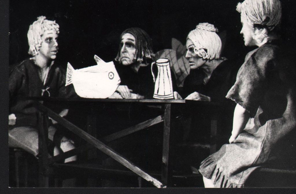 Die Produktion „Nacht mit Gästen“ von Peter Weiss wird 1965 zum Théâtre des Nations nach Paris eingeladen. Glückwunschbriefe von der Botschaft der DDR und aus dem Stuttgarter Bürgermeisteramt flattern ein.