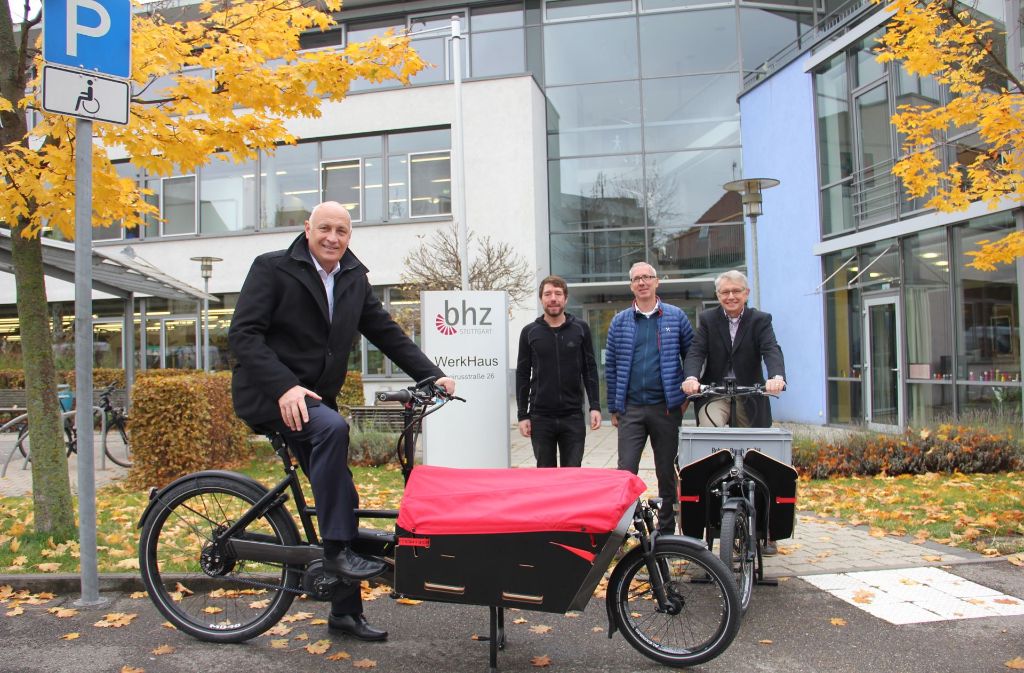 Von links: Ralph Flaig (Bosch), Jan Pinkert (Bhz), Ralf Münter (Bosch) und Michael Langer (Bhz) vor dem Werkhaus mit den neuen Lasten-E-Bikes. Foto: Torsten Ströbele