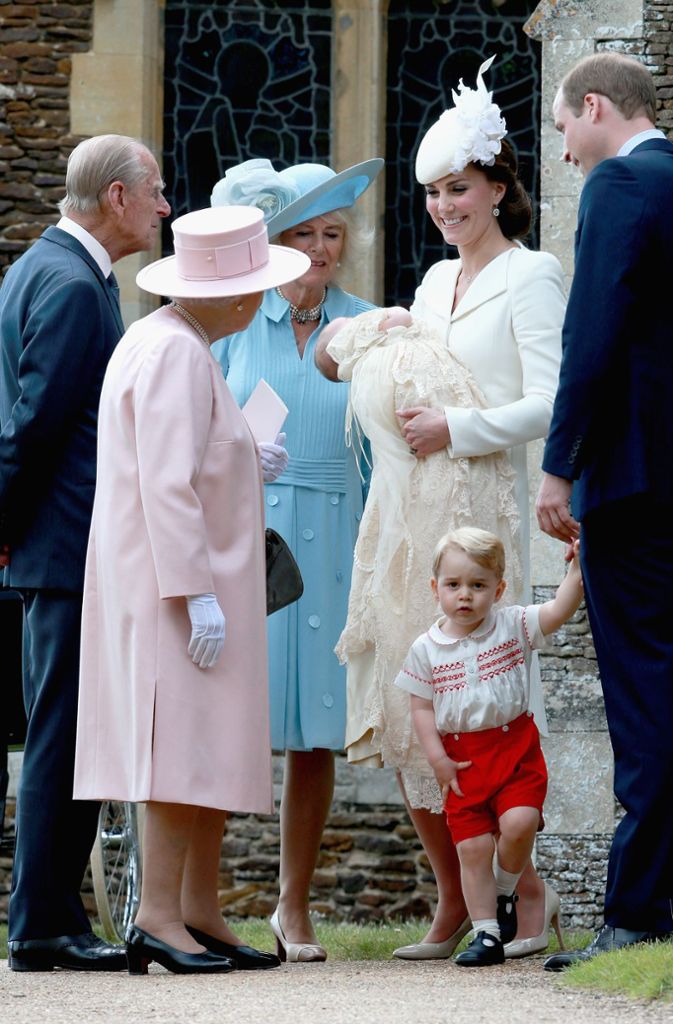 Unschwer erkennbar: mit Pastelltönen kann man als Gast bei royalen Taufen offenbar nichts falsch machen. Bei der Taufe von Prinzessin Charlotte erschien Queen Elizabeth II. in Rosa und Herzogin Camilla in einem hellen Blau.