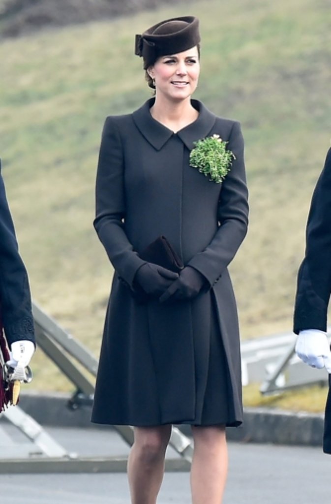 Am "St.Patricks Day" nahm Herzogin Kate bei einer Parade der Irish Guards teil und verteilte ganz traditionell Kleesträußchen.