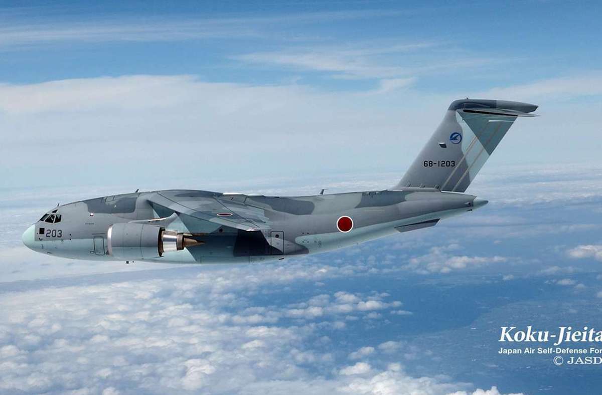 Die Kawasaki C-2 dient als militärisches Transportflugzeug. Das von dem japanischen Hersteller Kawasaki produzierte Flugzeug hat eine Länge von 43,90 m Metern. Die Flügelspannweite n beträgt ca. 44,4 Meter.