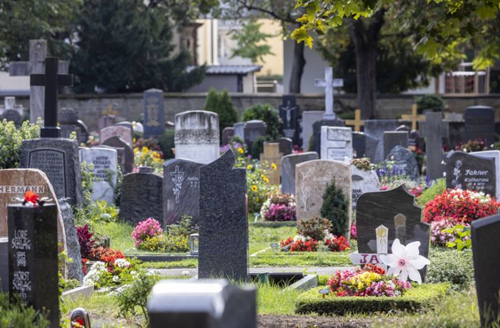 Bretten im Kreis Karlsruhe: Betrunkener fährt  auf Friedhof und übersieht ein Grab