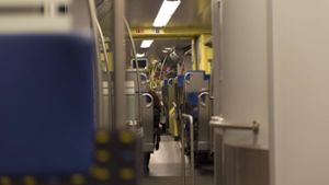 26-Jähriger randaliert in Zug und pinkelt in Flasche - Urin trifft Menschen