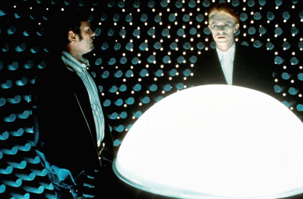 Den Wissenschaftler Bryce (Rip Torn, li.) rekrutiert Newton (David Bowie, re.), um sein Raumfahrtprojekt voranzubringen.