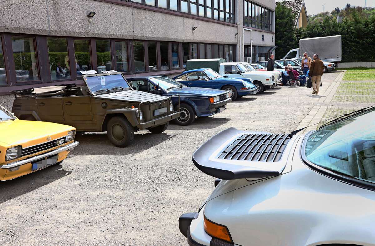 Vom Porsche bis zum Kübelwagen – die Parkplätze rund um die Strandbar in Winterbach waren für Oldtimer reserviert.