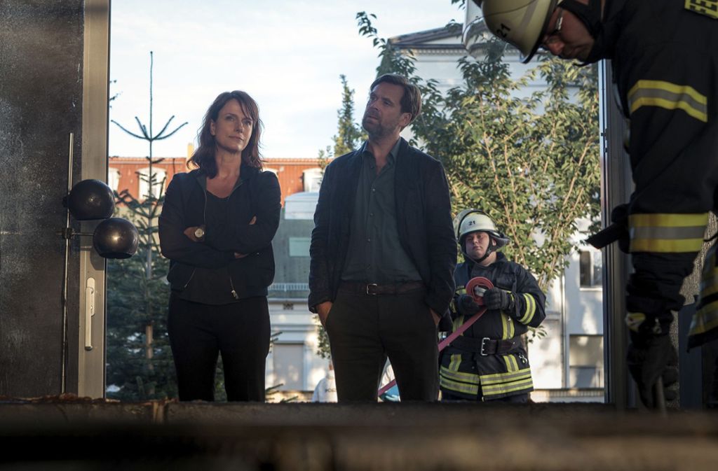 Auf die Villa des Bauunternehmers Ottmann ist ein Brandanschlag verübt worden. Brasch (Claudia Michelsen) und Köhler (Matthias Matschke) schauen sich den Tatort an.