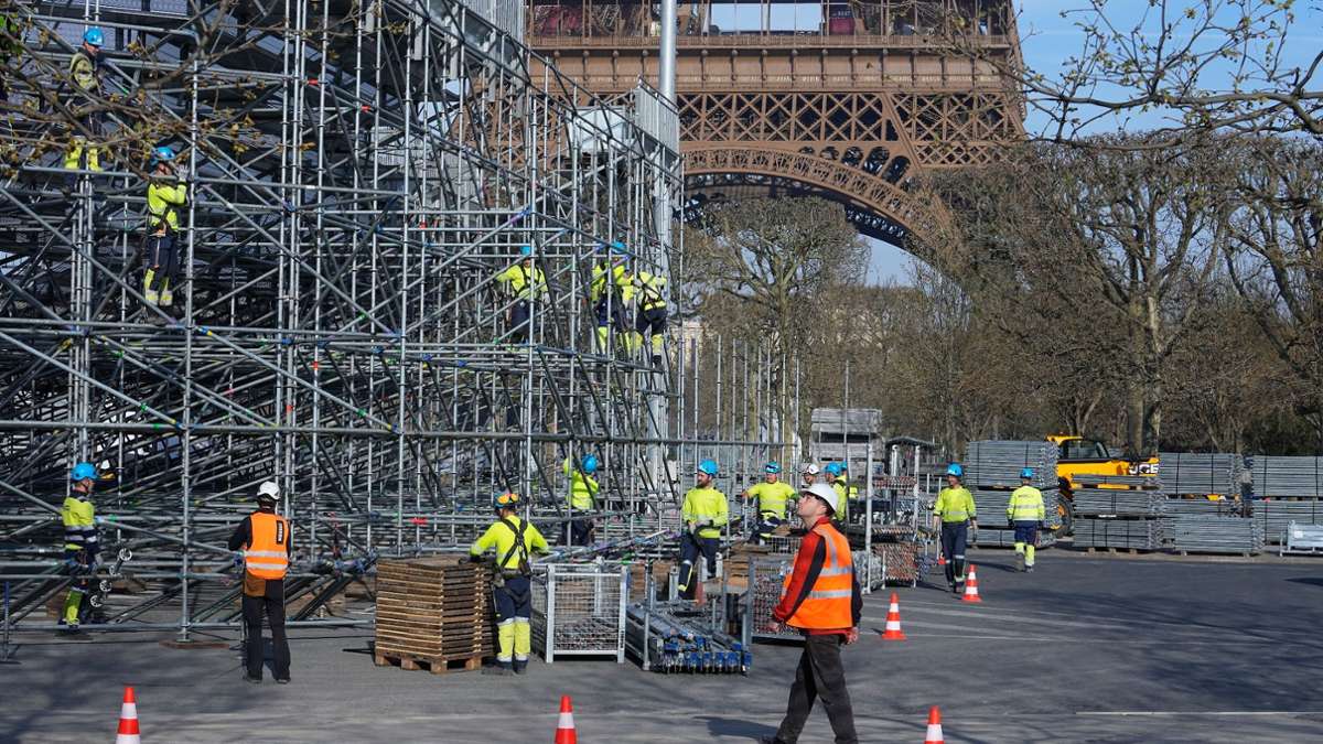 Arbeiter bauen die Tribünen für die kommenden Olympischen Sommerspiele auf dem Champ-de-Mars, gleich neben dem Eiffelturm auf. Die Olympischen Spiele 2024 in Paris werden vom 26. Juli bis zum 11. August 2024 stattfinden.