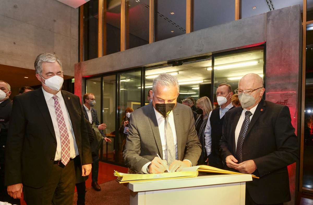 Autogramm fürs Goldene Buch der frischgebackenen Stadt: Innenminister Thomas Strobl beim Unterzeichnen