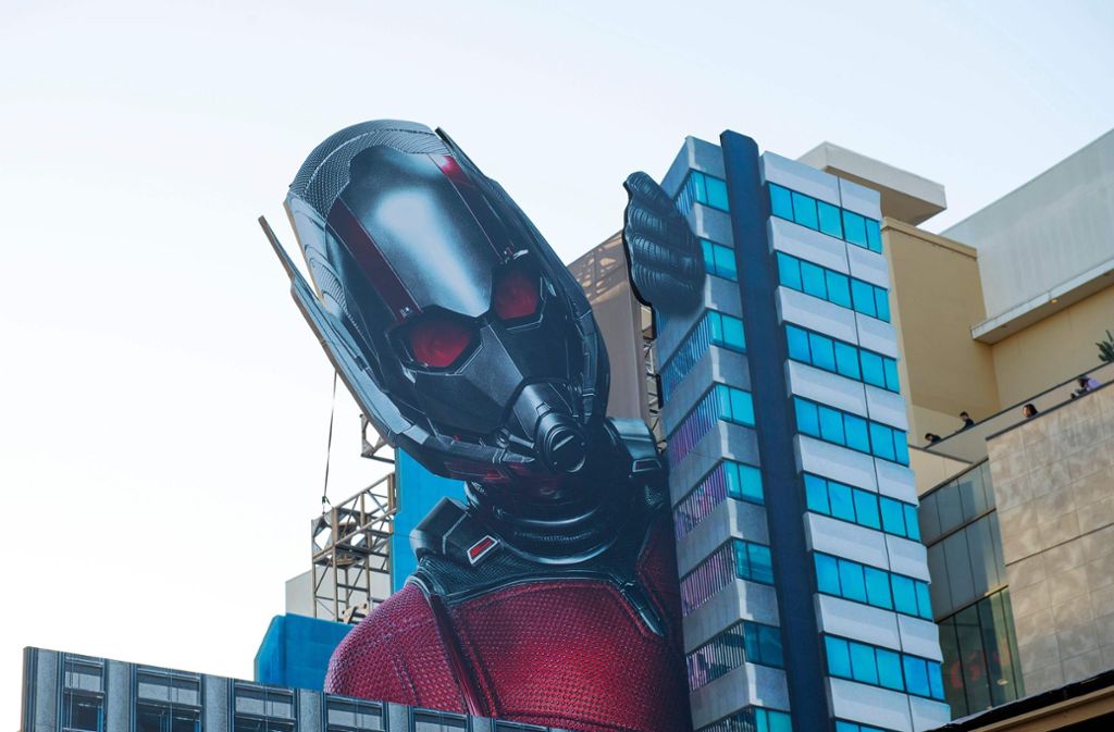 Für die Premiere wurde ein überdimensionaler Aufsteller von „Ant-Man“ zwischen den umliegenden Hochhäusern angebracht.
