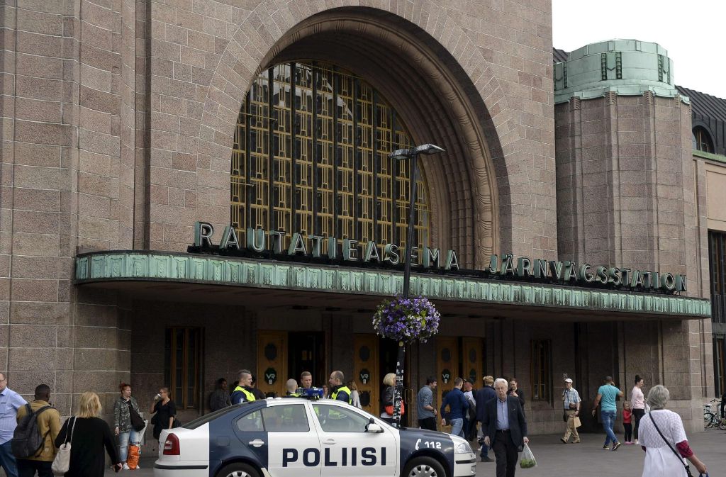 Nach dem Messerangriff, bei dem mehrere Menschen niedergestochen wurden, hat sich die Polizei im finnischen Turku in der Innenstadt positioniert – etwa am Hauptbahnhof.