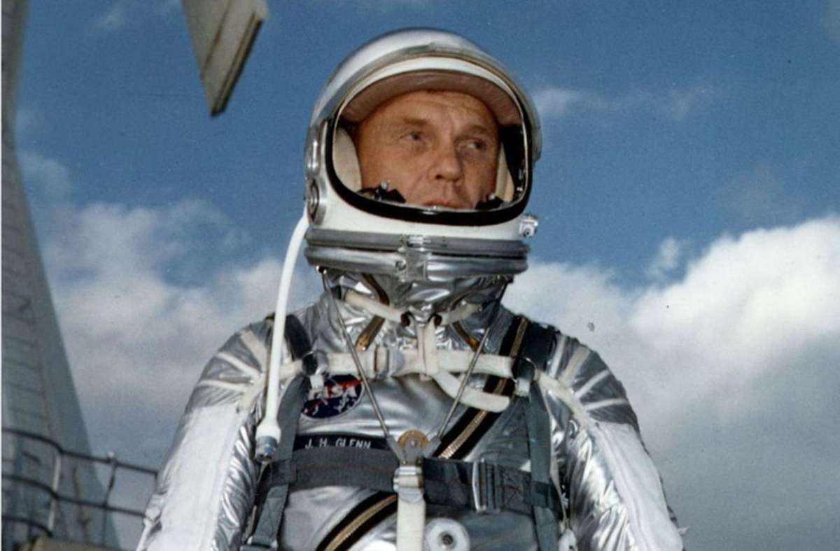 1962: Der Raumanzug sitzt, der Helm passt, die Raketentriebwerke laufen sich warm – John Glenn ist bereit, um die Erdumlaufbahn zu umkreisen.