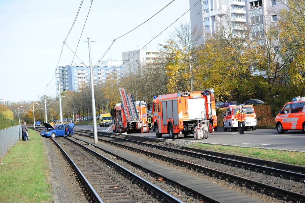 In Freiberg landete am Donnerstagmittag ein Auto im Gleisbett der Stadtbahn.