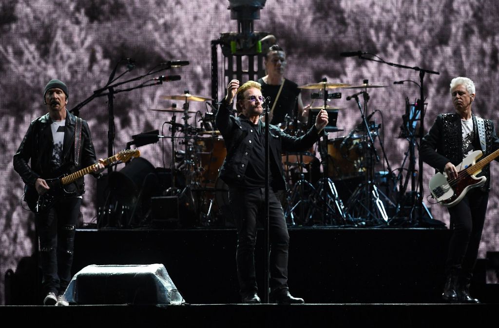U2 in Berlin: The Edge, Bono, Larry Mullen und Adam Clayton hatten nicht viel Schutz vor dem Dauerregen.