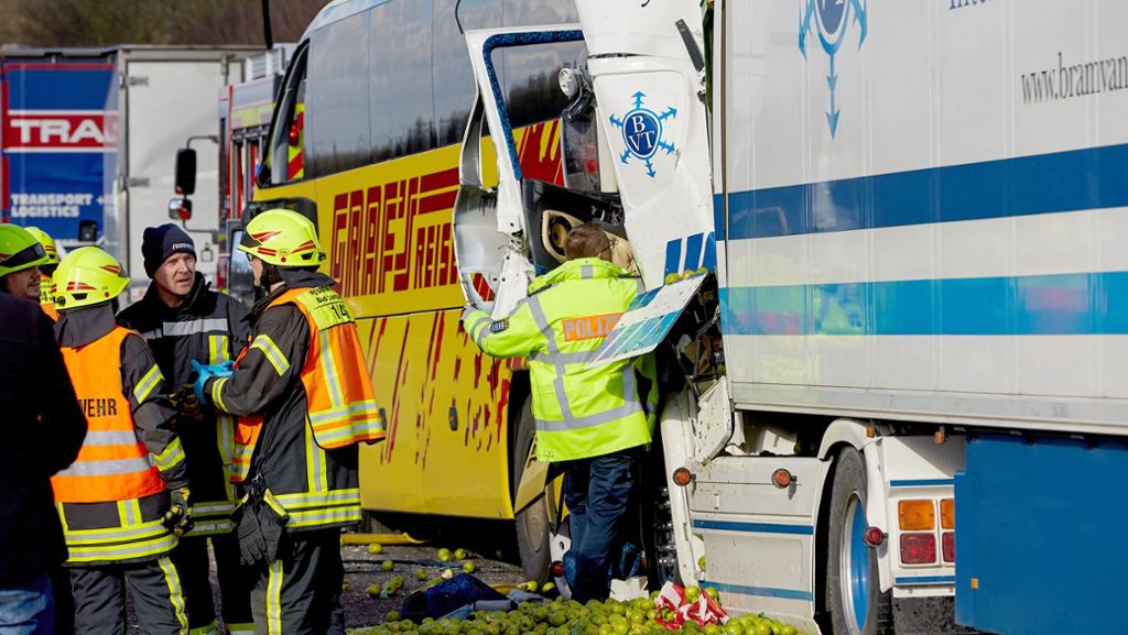 A3 bei Limburg: Untersuchungen zu Unfall mit Fernbus dauern an