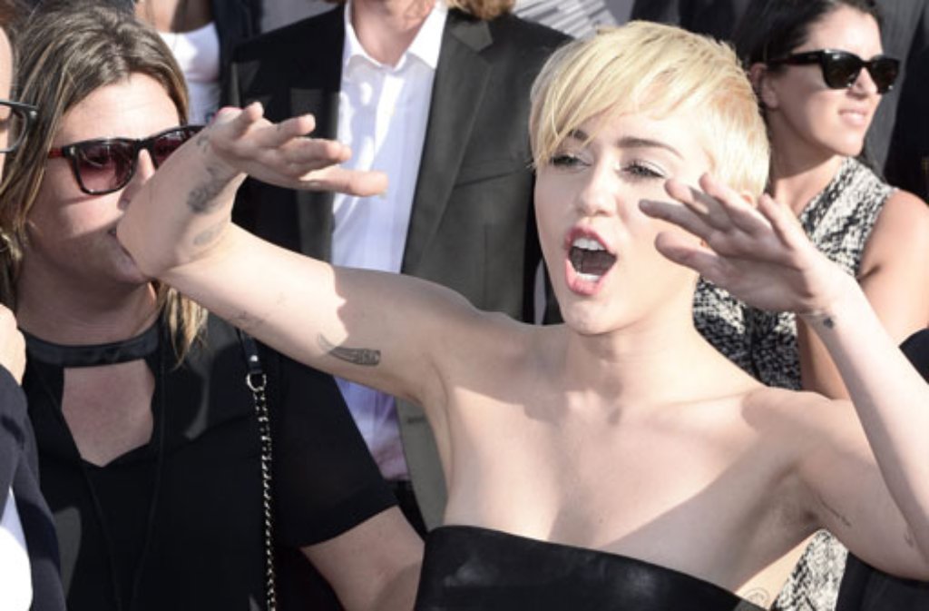 In ihrem Video zu "Wrecking Ball" sitzt Miley Cyrus nackt auf einer Abrissbirne: Bei den MTV Video Music Awards gab es dafür den Preis für das "Video des Jahres".