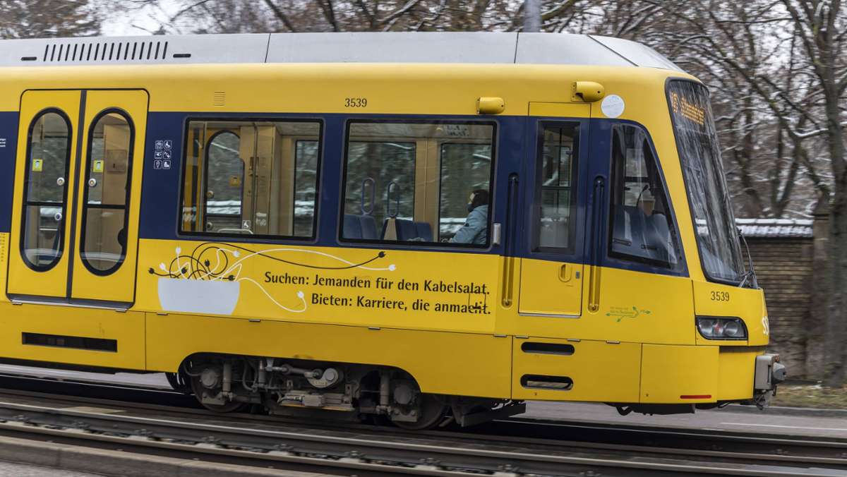 Stau in Bad Cannstatt: Unfall zwischen Stadtbahn und Laster sorgt für Behinderungen