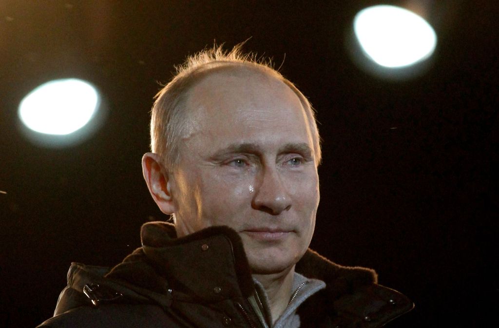 Auch Wladimir Putin konnte seine Tränen im Jahr 2012 nicht zurückhalten – allerdings war nicht ein Abschied der Grund dafür: Der russische Staatschef weinte nach seiner Wiederwahl. Er gab danach allerdings an, dass kalter Wind für das Wasser in den Augen verantwortlich gewesen sein soll.