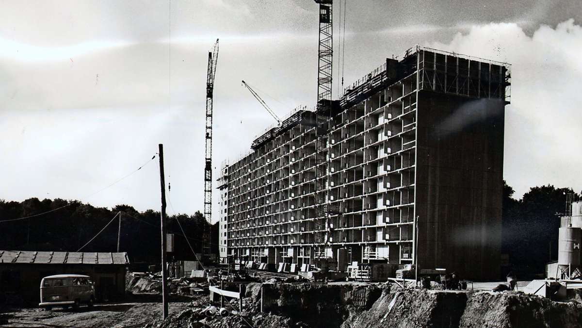  Die Wohnstadt Asemwald wird 50 Jahre alt. Bevor im Frühjahr 1971 die ersten Bewohner einzogen, war das Hochhaus-Projekt unter dem Namen „Hannibal“ jedoch seit den ersten Planungen Ende der Fünfzigerjahre höchst umstritten. Eine Zeitreise. 