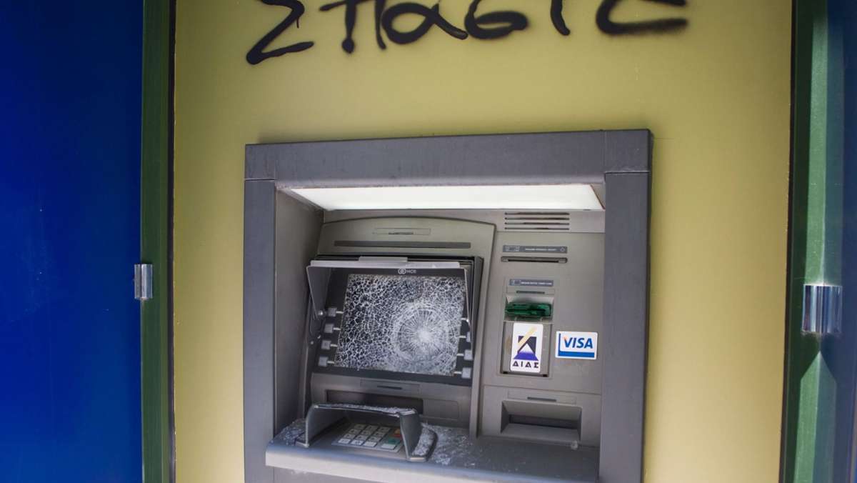  Unbekannte haben versucht, den Bankautomaten einer Kreissparkassen-Filiale in Leinfelden-Echterdingen zu knacken. Es ist nicht das erste Mal, dass es einen Geldautomaten auf den Fildern trifft. 