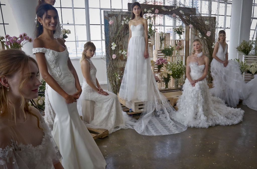 In den kommenden Tagen werden weitere Designer ihre aktuellen Kollektionen auf der Bridal Fashion Week vorstellen. Die Brautmodenwoche in New York dauert bis zum 9. Oktober.