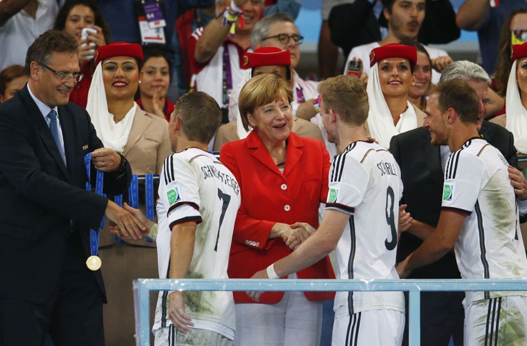 Fußball-WM: Man muss schon in einem WM-Finale stehen, damit sich die Bundeskanzlerin Angela Merkel auf die Tribüne setzt. Und wenn man dann wie die deutschen Fußballer 2014 in Rio dieses Finale gewinnt, ist die Freude grenzenlos – und die Kanzlerin mächtig stolz auf Fußballer wie den Bayern Bastian Schweinsteiger. Wahrscheinlich hat sie ihm auf dem Foto gesagt: „Super, Schweini!“ Aber ganz genau weiß man es nicht.