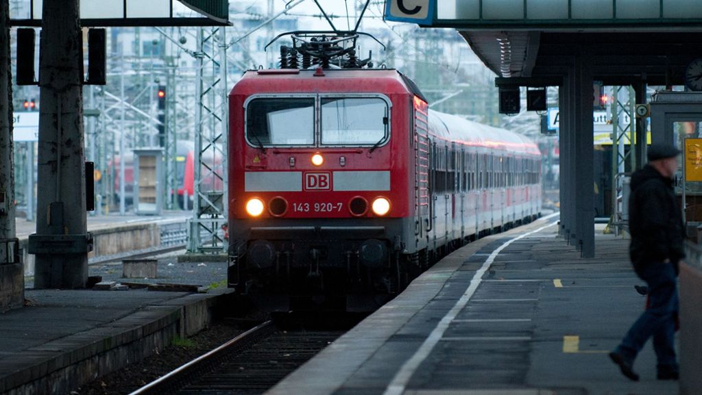 Regionalbahn von Stuttgart nach Murrhardt: Frau im Streit ins Gesicht geschlagen