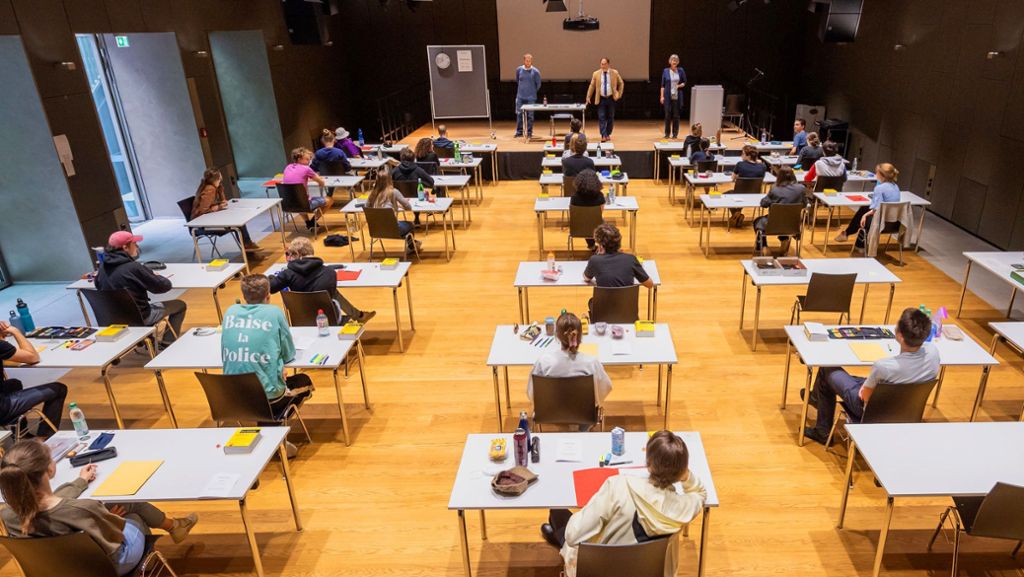  Kultusministerin Susanne Eisenmann (CDU) bremst die Hoffnung auf eine vollständige Öffnung auch der weiterführenden Schulen in Baden-Württemberg. Die SPD will ein eigenes Konzept vorlegen. 