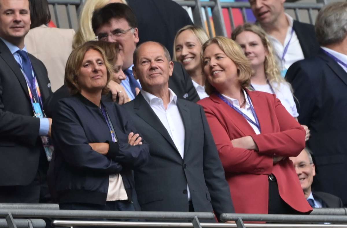 Bundeskanzler Olaf Scholz, seine Frau Britta Ernst (links) und Bundestagspräsidentin Bärbel Bas waren nach London gekommen, um die deutschen Fußballerinnen anzufeuern.