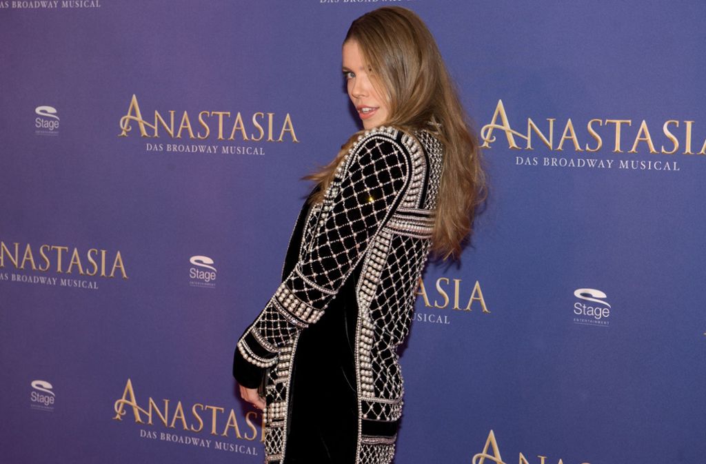 Moderatorin Victoria Swarovski posiert auf dem Roten Teppich bei der Premiere von „Anastasia“.