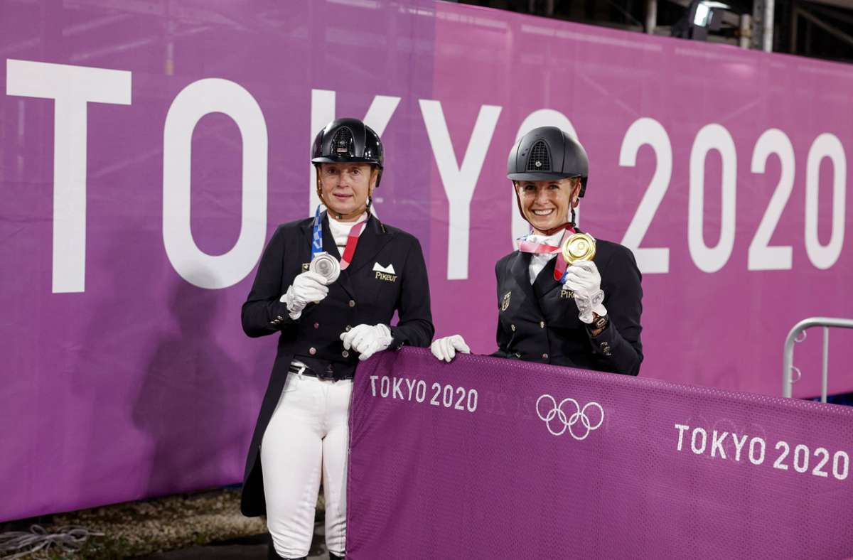 „Ich bin dir wirklich von Herzen dankbar, auch wenn du es nicht hören willst.“ (Dressur-Olympiasiegerin Jessica von Bredow-Werndl (rechts) zu Silbermedaillengewinnerin Isabell Werth (links) nach der Siegerehrung)