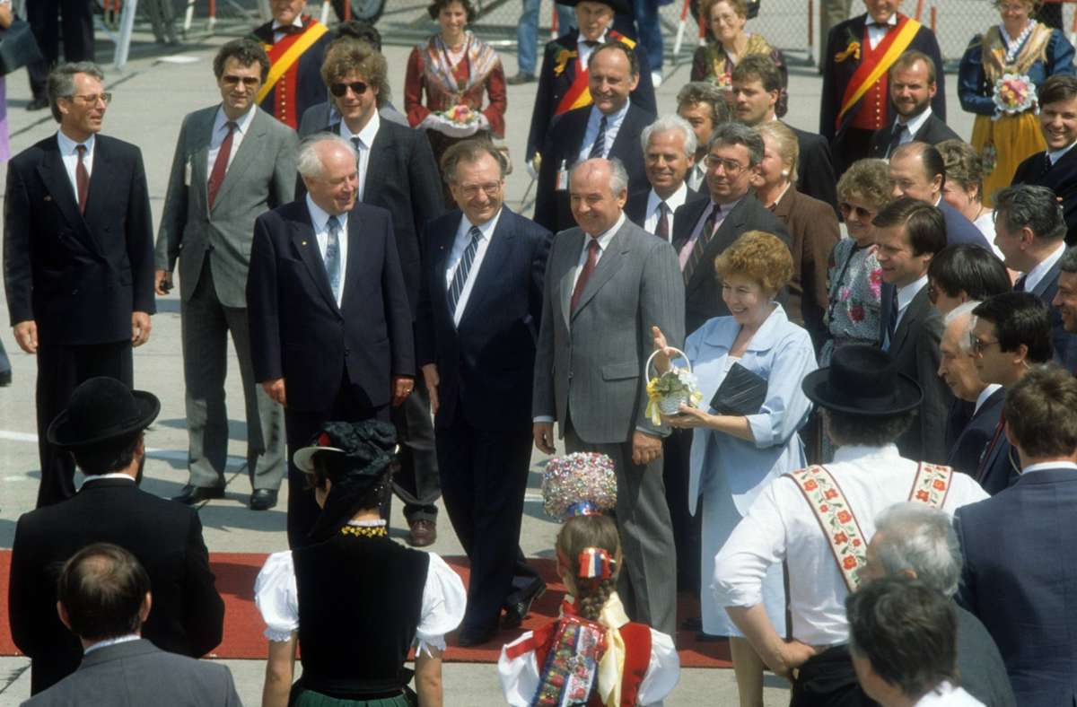 Begrüßung durch Trachtengruppen und Ministerpräsident Lothar Späth: die Gorbatschows in Begleitung von Außenminister Eduard Schewardnadse am 14. Juni 1989.