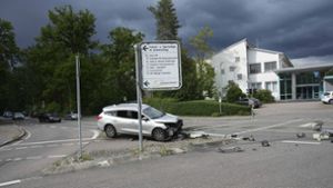 Unfall in Böblingen: Autofahrer fährt Ampel um und landet auf Verkehrsinsel