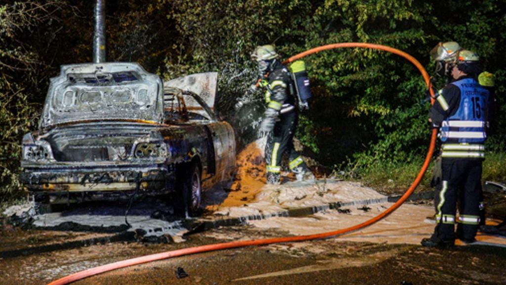 Unfall in Stuttgart-Hedelfingen: Auto brennt aus - drei Verletzte