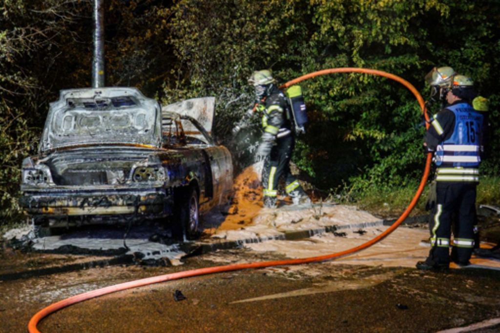 Die Feuerwehr konnte nicht mehr verhindern, dass ein BMW in Hedelfingen nach einem Zusammenstoß komplett ausbrannte.