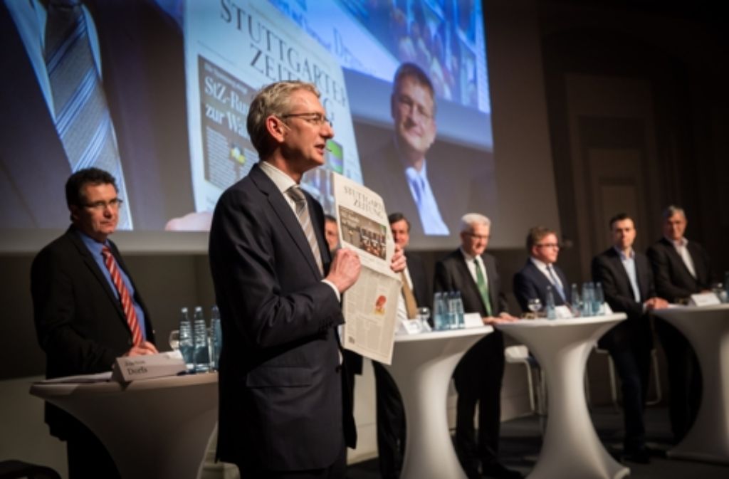 Zum Ende der Veranstaltung auf dem Podium haben alle Gäste noch eine druckfrische Ausgabe der Stuttgarter Zeitung mit auf den Nachhauseweg bekommen.