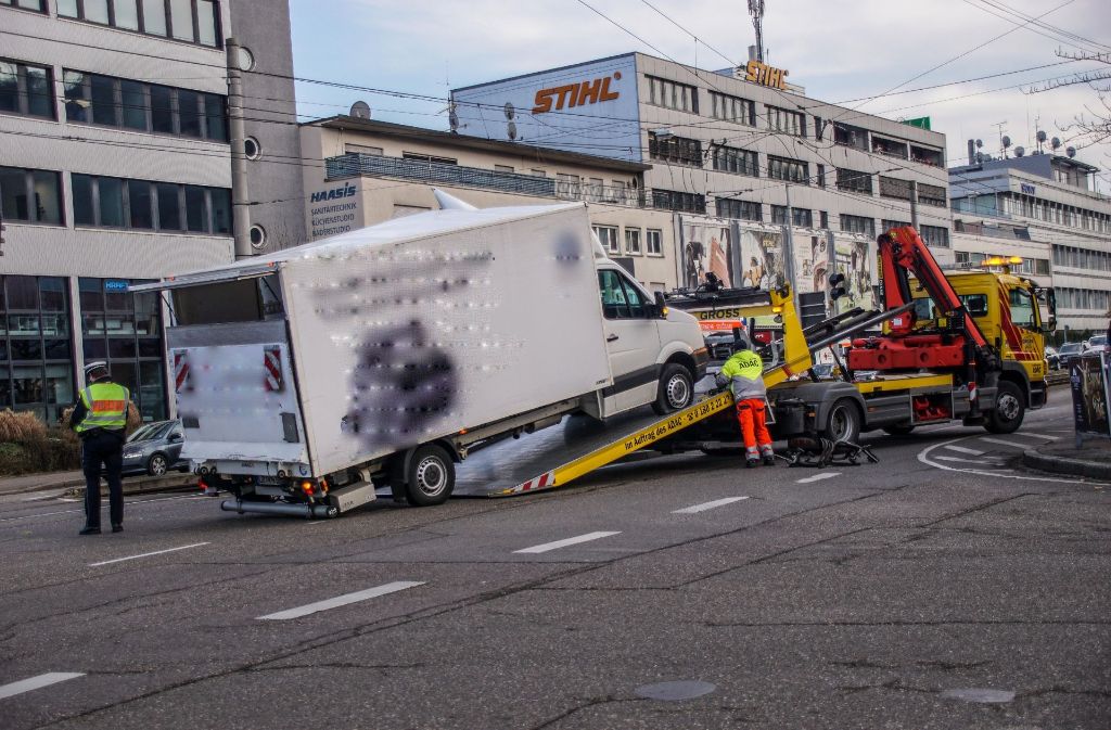 Offenbar hatte der 26-jährige Fahrer des VWs auf der Hedelfinger Straße eine rote Ampel übersehen und war beim Linksabbiegen mit der Stadtbahn der Linie U13 kollidiert, die von hinten herannahte.