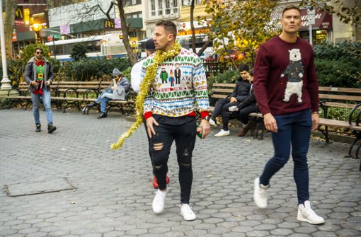 Nun sieht man sie wieder in freier Wildbahn, auf Firmenfeiern oder auf dem Weihnachtsmarkt: Menschen, die hässliche Weihnachtspullis tragen. Foto: imago/Levine-Roberts/Richard B. Levine