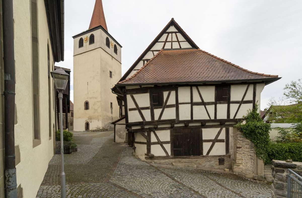 Der Wehrturm wurde, damals noch ohne Spitze, um das Jahr 1254 erbaut.