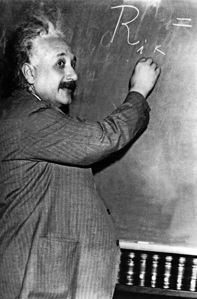 Einsteins Geniestreich: Am 11. Mai 1916 veröffentlichte Albert Einstein seine Allgemeine Relativitätstheorie im Fachblatt „Annalen der Physik“. Damit revolutionierte der Physiker das Weltbild der Physik – auch wenn das den meisten damals nicht sofort klar war.