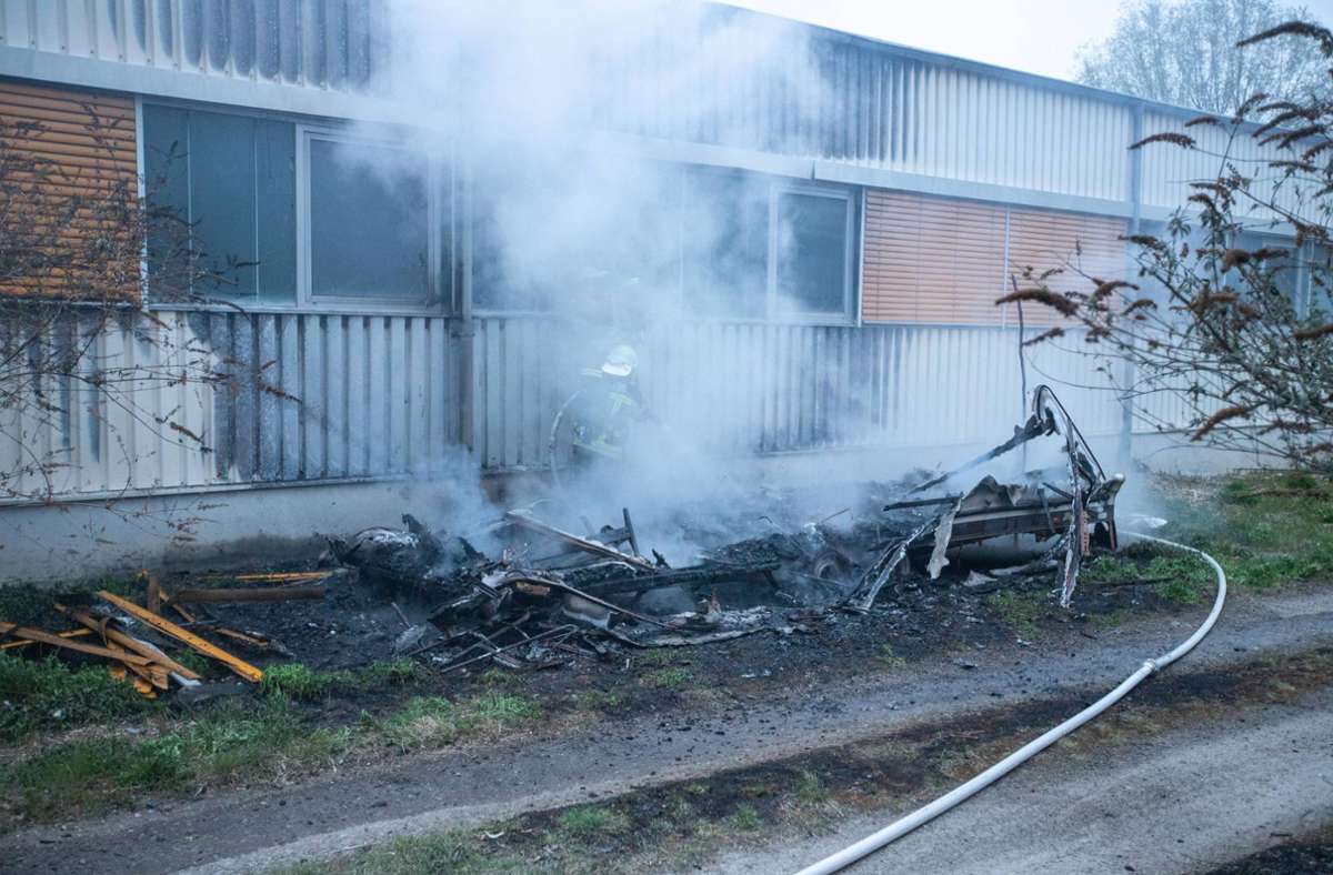 Der Wohnwagen brannte komplett nieder. Foto: 7aktuell.de/Simon Adomat