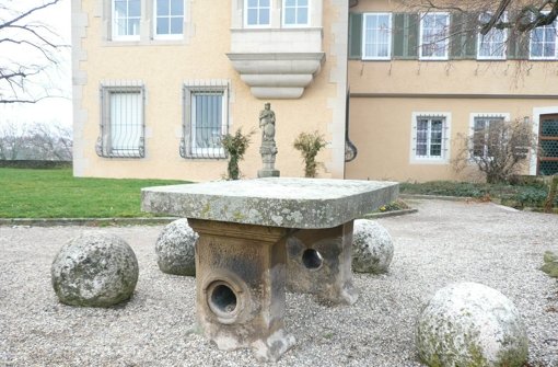 Im Innenhof der Pfalzgrafenburg, dem heutigen Rathaus, lag der Meteorit auf einem steinernen Tisch. Foto: Fritz