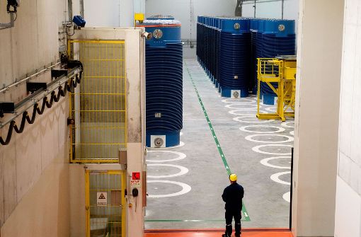 Die Castorbehälter werden vom Kernkraftwerk Obrigheim nach Neckarwestheim (im Bild) gebracht. Foto: dpa