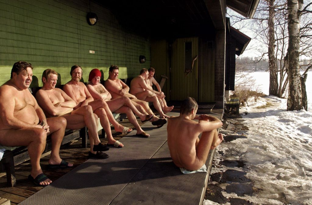 Heiß, kalt, heiß, kalt: Die Sauna gehört in Finnland dazu, leider auch der anschließende Gang ins Eiswasser. Wenn das Blut durch die Adern rausche, um den Körper wieder aufzuwärmen, das löse echte Glücksgefühle aus, erklärt der Kenner. Vor allem, wenn man das eiskalte Wasser wieder verlassen darf. Andererseits: Es ist gesund, macht fit, also gleich noch mal.