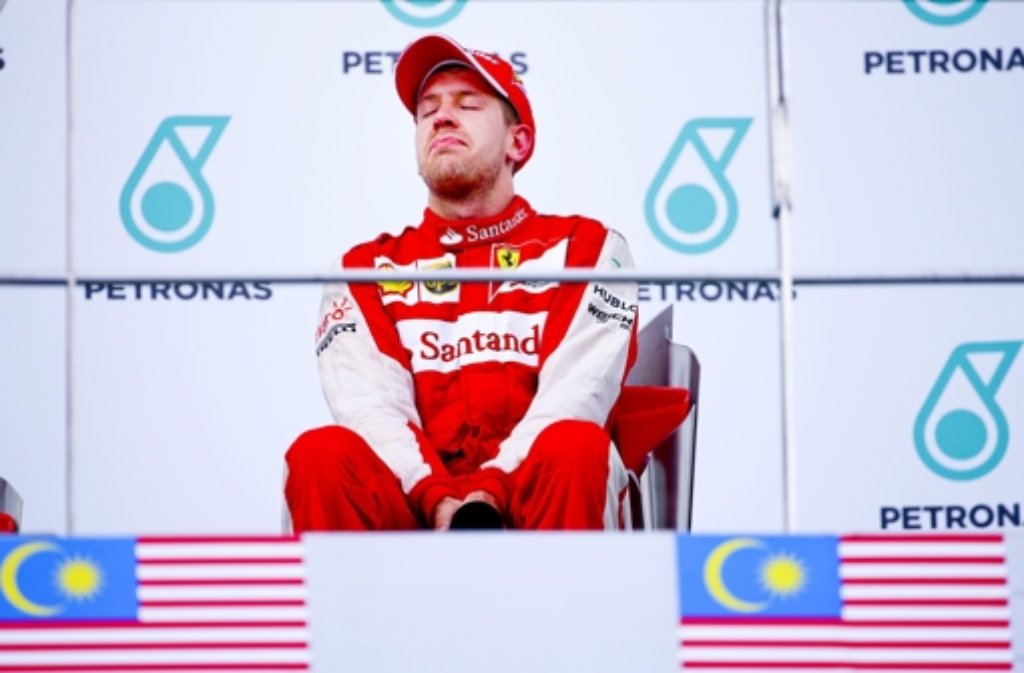Der sichtlich gerührte Sebastian Vettel ist nach seinem Sieg mit Ferrari beim Großen Preis von Malaysia im Freudentaumel.